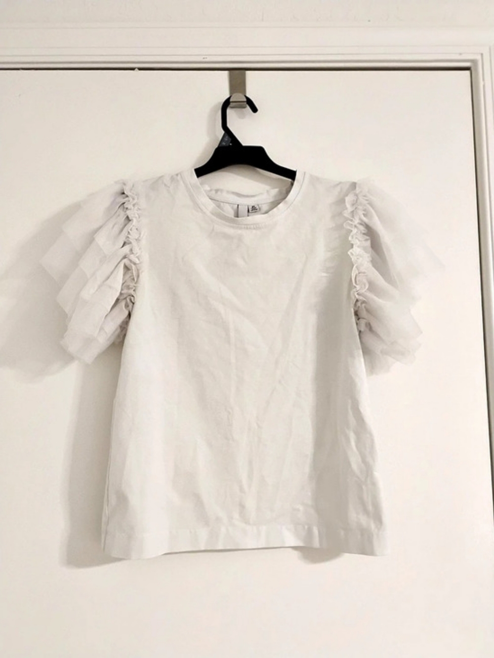 Cotton On Ruffle Sleeve Top in White Size Medium Like New
